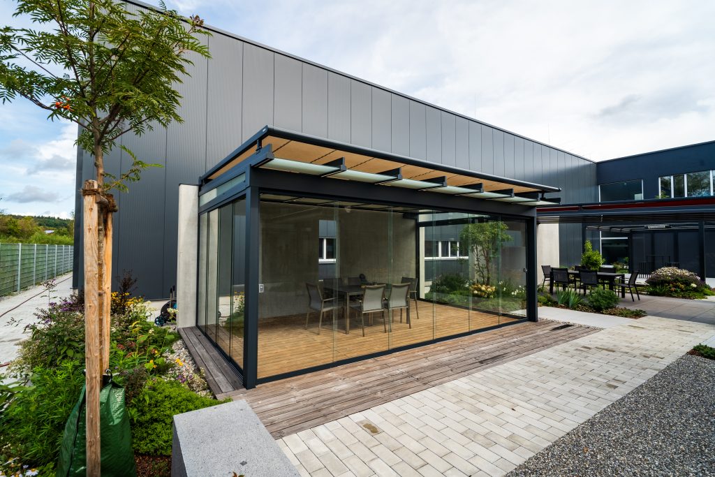 Foto vom Glasdach im Outdoor-Bereich der Ausstellung RS Reck