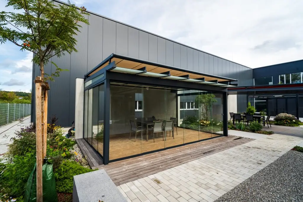 Foto vom Glasdach im Outdoor-Bereich der Ausstellung RS Reck