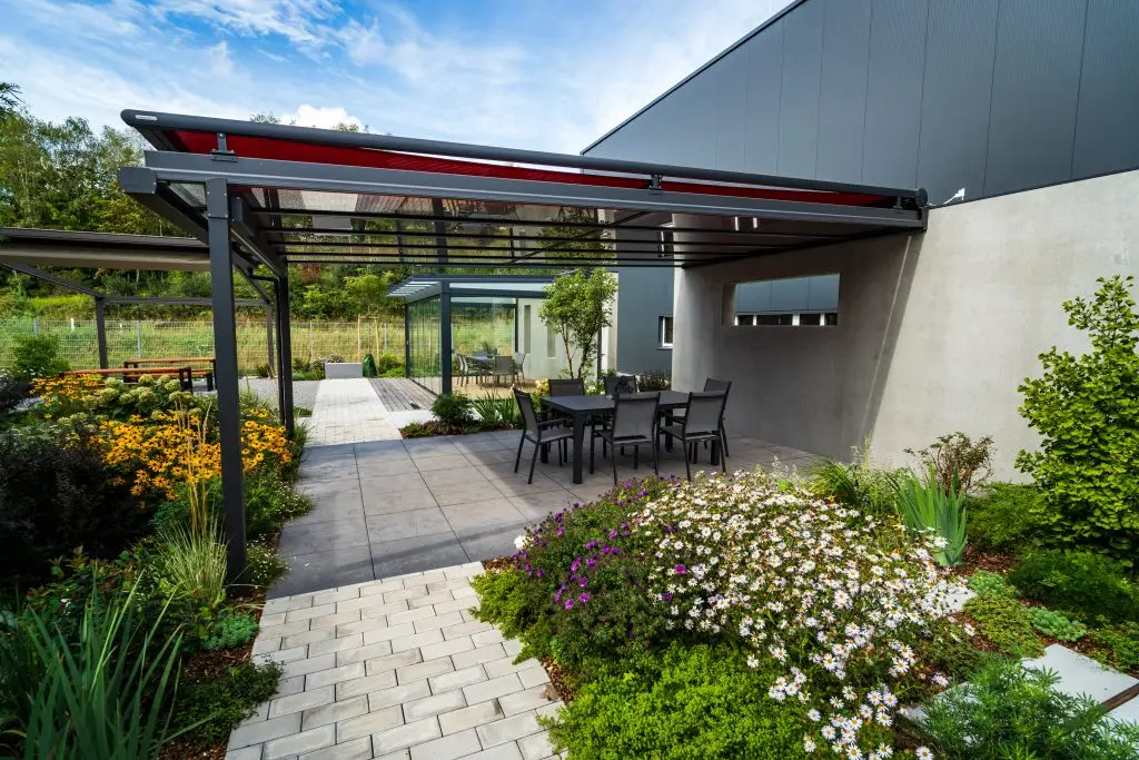 Foto vom Glasdach im Outdoor-Bereich der Ausstellung RS Reck