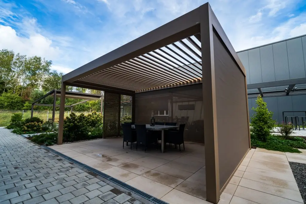 Foto vom Lamellendach im Outdoor-Bereich der Ausstellung RS Reck