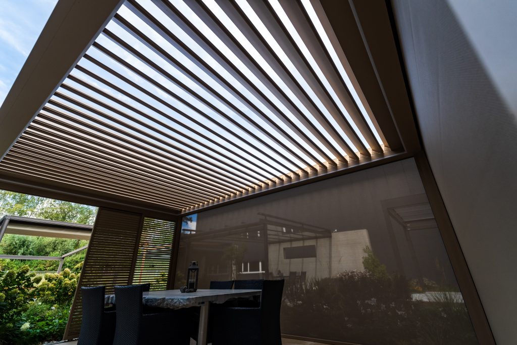 Foto vom Lamellendach im Outdoor-Bereich der Ausstellung RS Reck