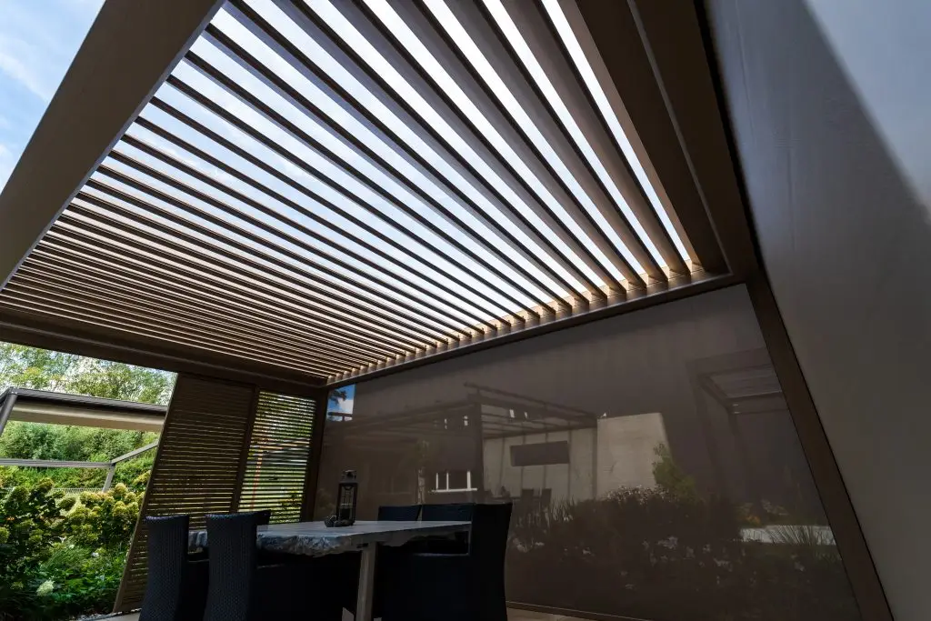 Foto vom Lamellendach im Outdoor-Bereich der Ausstellung RS Reck