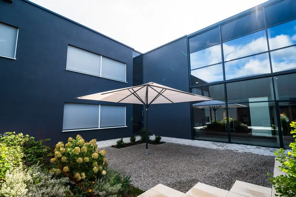 Foto vom Mittelmast-Schirm im Outdoor-Bereich der Ausstellung von RS Reck