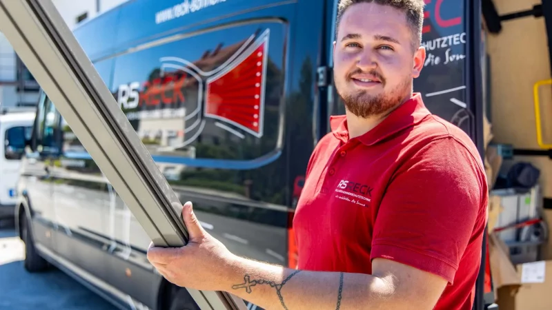 Foto von Mitarbeiter bei der Montage vor Ort