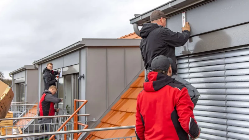 Foto von der Montage einer Markise