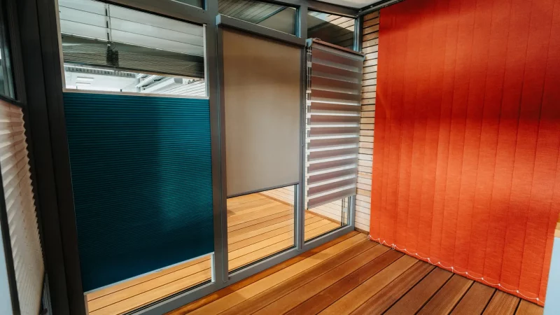 Foto von Innensonnenschutz-Produkten im Ausstellungsraum von RS Reck