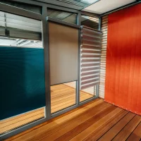 Foto von Innensonnenschutz-Produkten im Ausstellungsraum von RS Reck