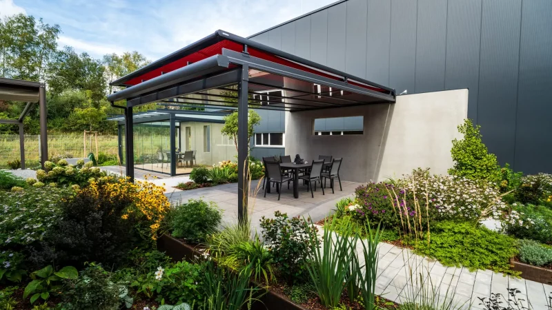Foto von einer Terrassenüberdachung aus Glas im Outdoor-Bereich der Ausstellung von RS Reck