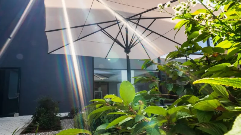 Foto vom Mittelmast-Schirm im Outdoor-Bereich der Ausstellung von RS Reck