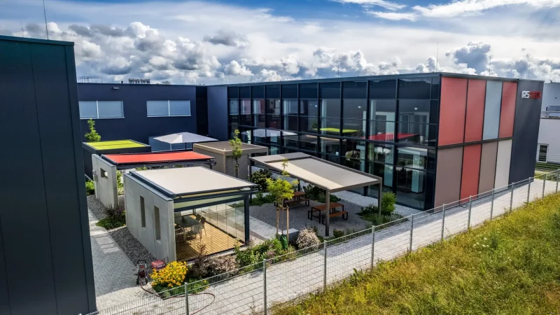 Foto vom Outdoor-Bereich der Ausstellung von RS Reck, das Gebäude ist darauf teilweise ebenfalls zu sehen