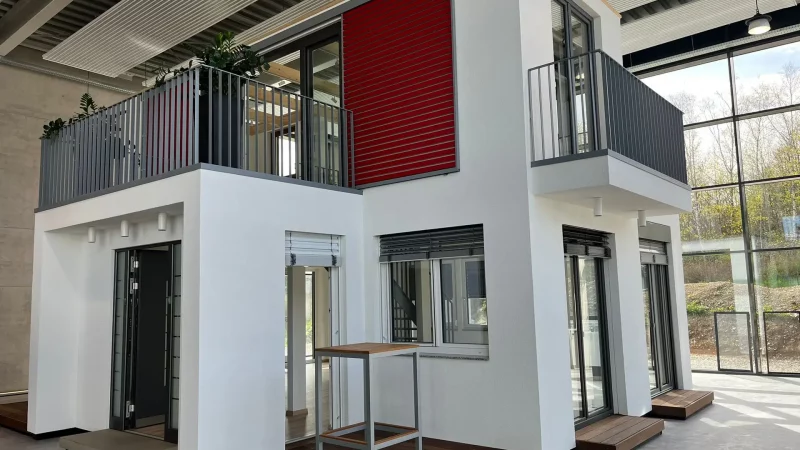 Foto vom "Haus im Haus" in der Ausstellung von RS Reck - bestückt mit verschiedenen Sonnenschutz-Produkten